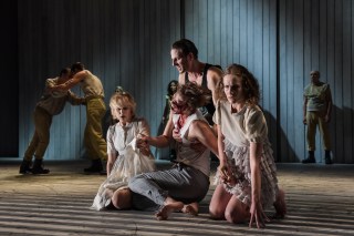 04_Antigone_und_OEdipus_Ensemble__c__Nilz_Boehme_HP_00464-87