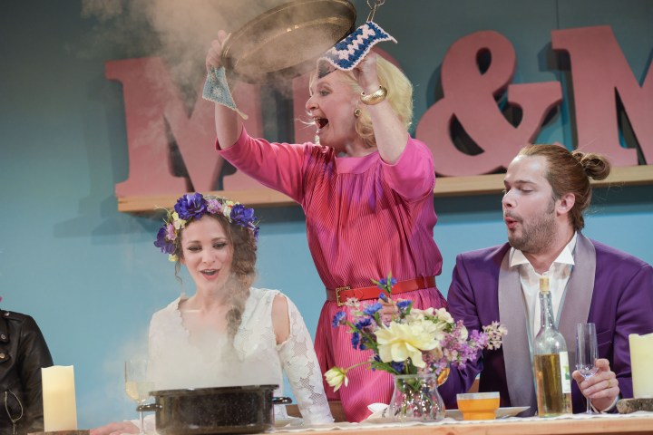 1_-_Lea_Wegmann__Iris_Albrecht__Cornelius_Gebert_Kleinbuergerhochzeit-HP__c_Nilz_Boehme (1)