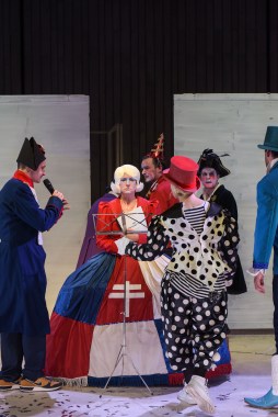 3_-_Die-Praesidentin_Corinna_Harfouch__Ensemble__c__Nilz_Boehme_00821-144