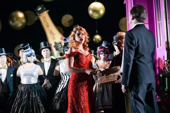 3_Graefin-Mariza-HPK_01185-261_Raffaela_Lintl__Stephen_Chaundy__Ensemble_c_Nilz_Boehme