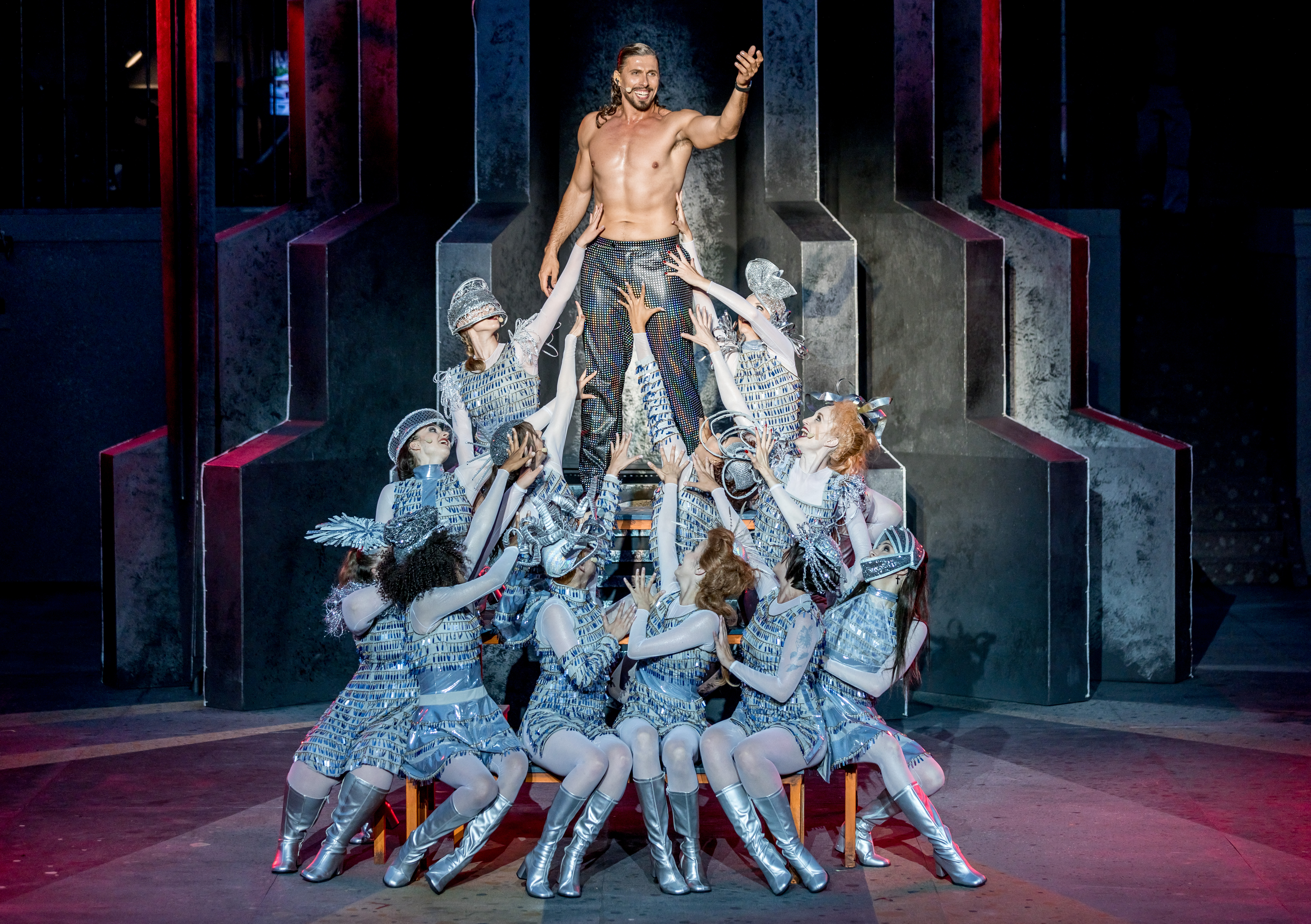 09_Dániel Rákász, Ensemble_TheaterMD-Chicago-HPO_091_Foto_Andreas_Lander.jpg