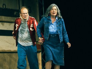 Bill (Edgar Selge) und Nancy French (Franziska Walser) wollen sich scheiden lassen. Foto: Franziska Strauss